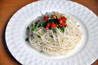 倒入少量的生抽和醋。