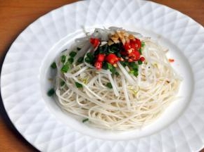 倒入少量的生抽和醋。