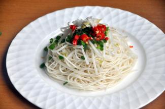 舀两勺姜蒜水。