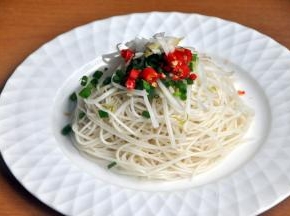 舀两勺姜蒜水。