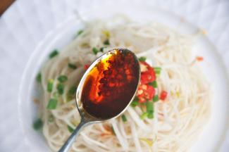 淋一勺辣椒油。