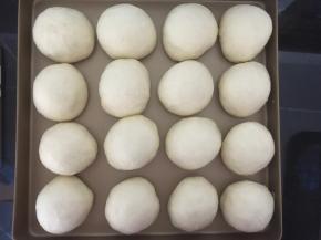 依次做好16个，放进烤盘，准备二次发酵