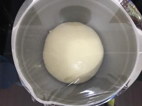 取出面团，放进干净盆里，盖上保鲜膜放在温暖处进行一次发酵。夏天温度高，直接室温发酵即可。