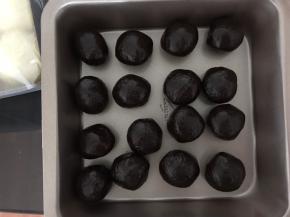 豆沙按30克一个分成16份揉圆备用