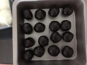 豆沙按30克一个分成16份揉圆备用