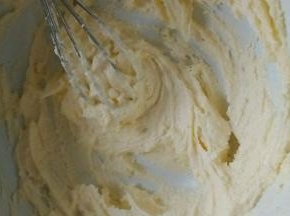 软化的黄油加入白糖总打蛋器打发至体积蓬松  颜色略变浅