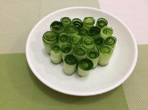卷好的黄瓜摆在盘中
