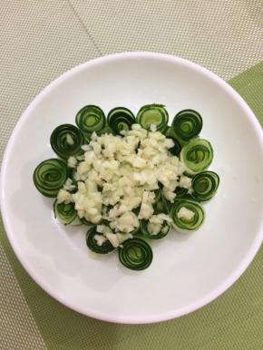 将切好的蒜粒放在黄瓜上