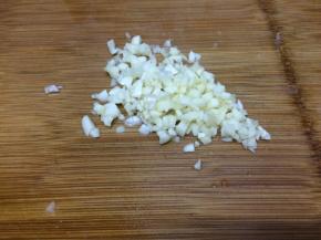 将大蒜切成小粒