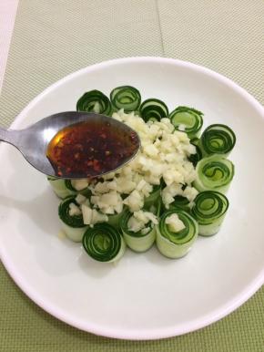 将调好的料汁浇在上面即可