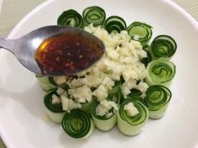 将调好的料汁浇在上面即可