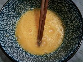  把鸡蛋打入碗中后，顺一个方向搅打，同时加盐，料酒，凉开水，黑胡椒粉，（不喜欢黑胡椒粉的可以不放）搅匀，这样炒出来的鸡蛋蓬松，鲜嫩，可口，味道更佳。（鸡蛋打的越久，炒出来的就越鲜嫩，要打到无法分清蛋青和蛋黄，像水一样的程度，才会好吃）