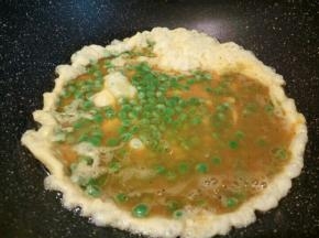 锅里放油，油温可以用筷子沾一点蛋液试一下，蛋液放下去，会迅速膨胀，就可以倒入蛋液和豌豆，