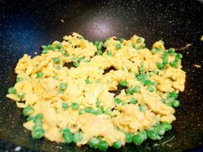 等蛋液凝固，迅速用筷子划散就可以！