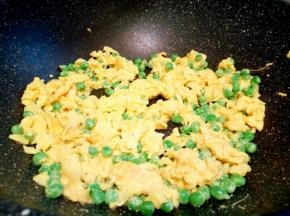 等蛋液凝固，迅速用筷子划散就可以！