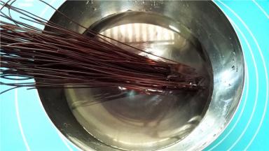 将冷面放入清水中浸泡。