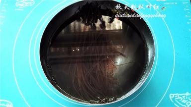 浸泡20分钟以上冷面即变得柔软了。