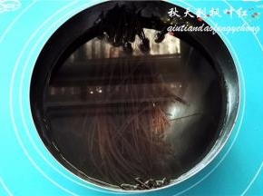 浸泡20分钟以上冷面即变得柔软了。
