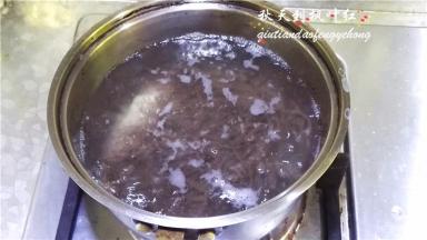 把泡过的凉面下入锅中开始煮制。