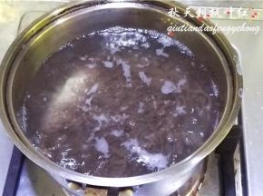 把泡过的凉面下入锅中开始煮制。