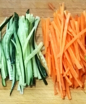 黄瓜与胡萝卜切丝备用。