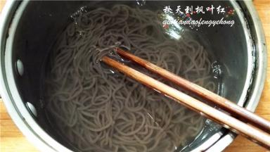 捞出冷面泡入冰水或冷水中。