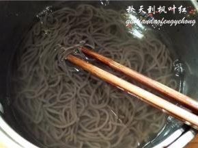 捞出冷面泡入冰水或冷水中。