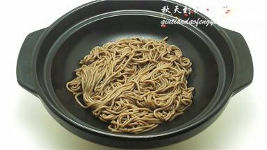 然后将冷面放入容器内。