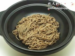 然后将冷面放入容器内。