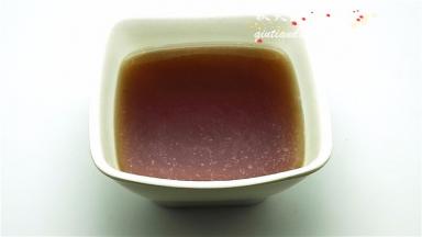 用香醋、酱油、白糖调成碗汁，喜欢吃辣的可以加入辣椒油。