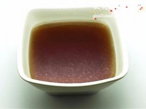 用香醋、酱油、白糖调成碗汁，喜欢吃辣的可以加入辣椒油。