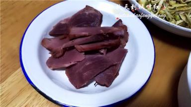 将酱牛肉切好片备用。