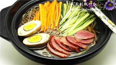 将牛肉、鸡蛋和菜丝码放在冷面上面，倒入碗汁，就可以享受清凉爽滑的冷面啦。