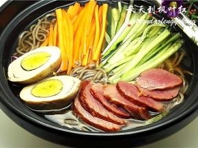 将牛肉、鸡蛋和菜丝码放在冷面上面，倒入碗汁，就可以享受清凉爽滑的冷面啦。