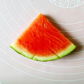 切下一片西瓜，在西瓜皮的部分如图所示位置切两刀。