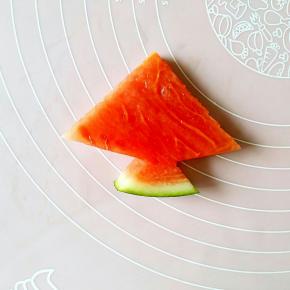 再把两边的西瓜皮的部分切掉。再如法炮制几块儿即可（最好是有大有小）