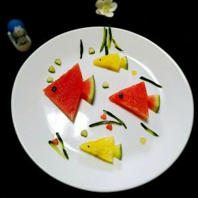 把准备好的各部分摆放在一块大白盘子上，随意就好，我用的是陶玻网的大白盘，绝对的摆盘利器。484很简单尼？