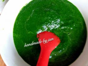 菠菜叶捞起来，不用挤干水，用料理机打碎成菠菜泥。放一旁备用