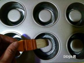 给模具刷上玉米油。。