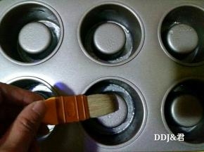 给模具刷上玉米油。。