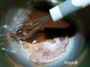 15克牛奶加入8克的可可粉内，用手动打蛋器搅拌均匀