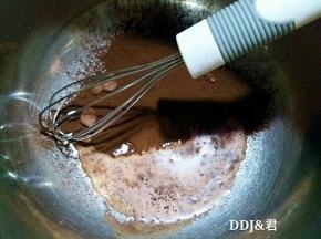 15克牛奶加入8克的可可粉内，用手动打蛋器搅拌均匀
