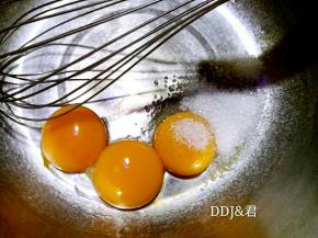 蛋清蛋黄分离，10克白砂糖加入蛋黄