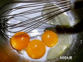 40克牛奶  20克玉米油一起加入蛋黄，用手动打蛋器抽打均匀