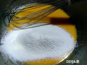 将低粉过筛到蛋黄糊内