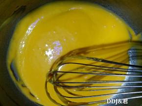 用手动打蛋器搅拌均匀，细滑至无干粉