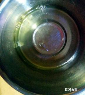 蛋清内滴几滴柠檬汁，用电动打蛋器低速打发。。这时烤箱150度预热