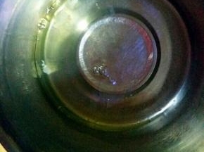 蛋清内滴几滴柠檬汁，用电动打蛋器低速打发。。这时烤箱150度预热