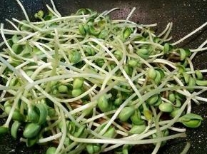 热锅凉油，炒香蒜泥，放黑豆芽，大火翻炒。