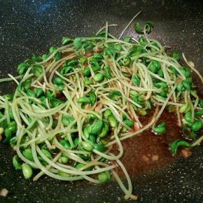 加生抽，盐调味，快速翻炒出锅。